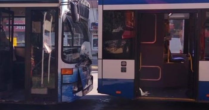 Снимка ЧитателАвтобус и тролей се блъснаха днес сутринта в центъра