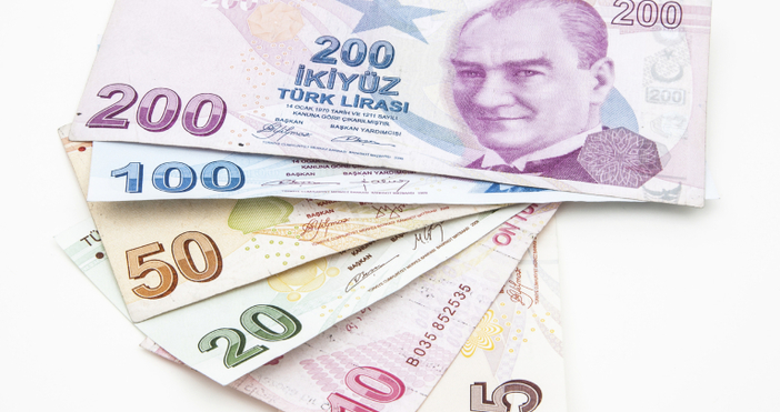Сривът на турската лира притесни икономисти и финансисти но зарадва