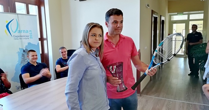 Именитата варненска състезателка по тенис Филипа Габровска дари спечеления си