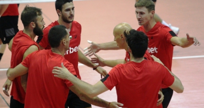 Волейболистите от националния отбор на България се наложиха над победителя