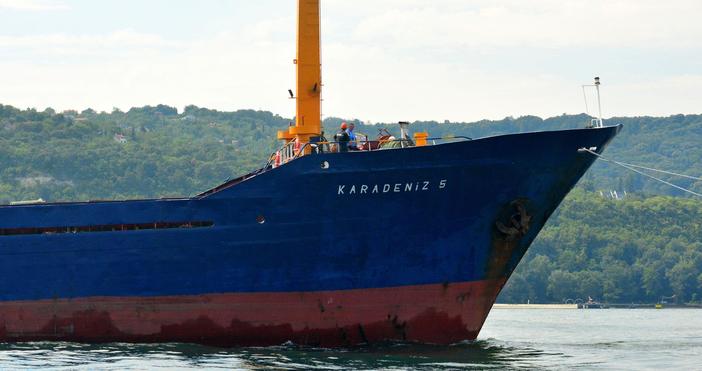 Снимки БулфотоЧлен на екипажа на турски кораб е загинал при