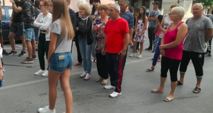 Близки на блъснатите от кола младежи на тротоар в Петрич