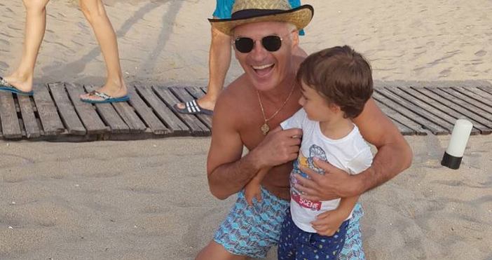 Волен Сидеров публикува снимки от плажа със сина си. Доброжелателни