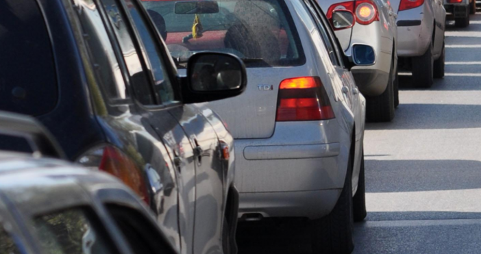 Колона от автомобили се е образувала в Кресненското дефиле в