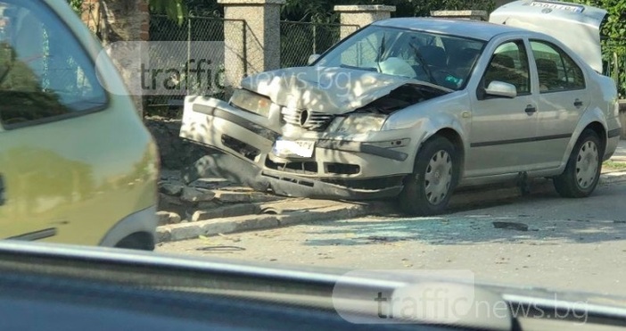 Снимки: trafficnews.bgТежък пътен инцидент е станал преди минути в пловдивското село