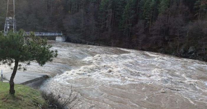 Илюстрация УикипедияПожарникари спасиха 4 възрастни и 4 деца от река