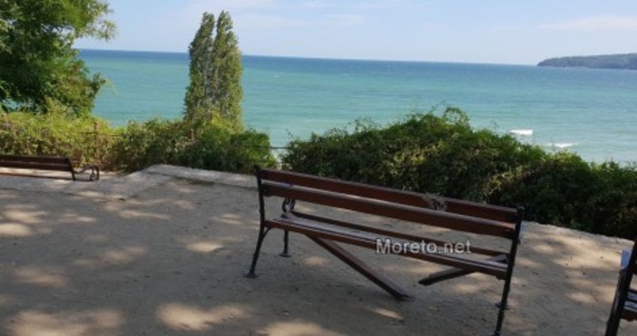 Голяма част от пейките в Морската градина във Варна са