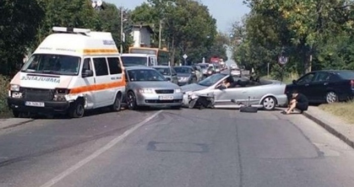Снимка FacebookВерижна катастрофа стана днес в столицата съобщава Novini bg  Частна линейка