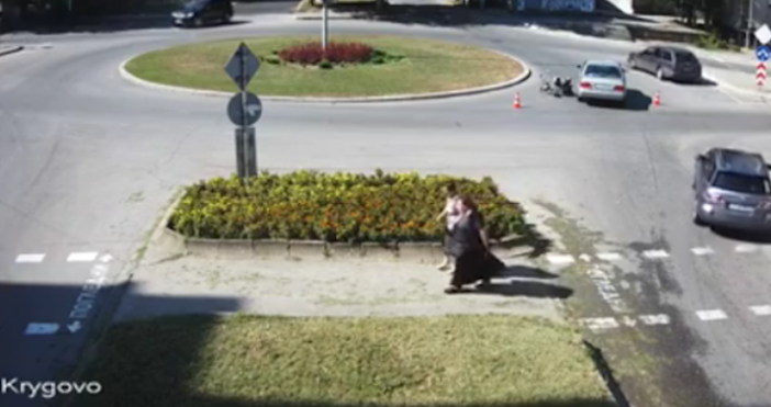 Видеото от камера за наблюдение на кръговото кръстовище в Харманли