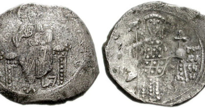Част от монетите които археолози откриха в гърне в крепостта