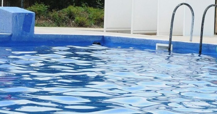 Снимка Булфото архивОбичате ли да седите покрай басейна със студена