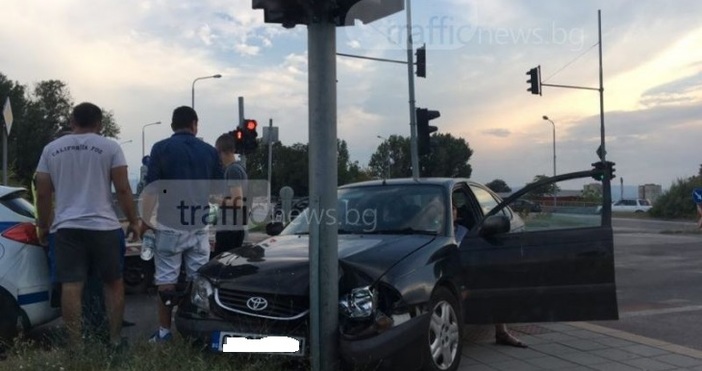 Два автомобила са удариха на кръстовището на бул. България с