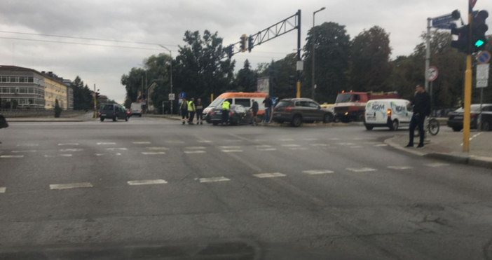 Снимки: ТрудКатастрофа стана около 16.00 часа на кръстовището на столичните
