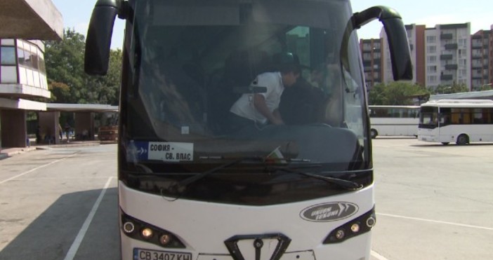 Снимки: bTVАвтобус тръгна на път със спукано стъкло, съобщиха зрители