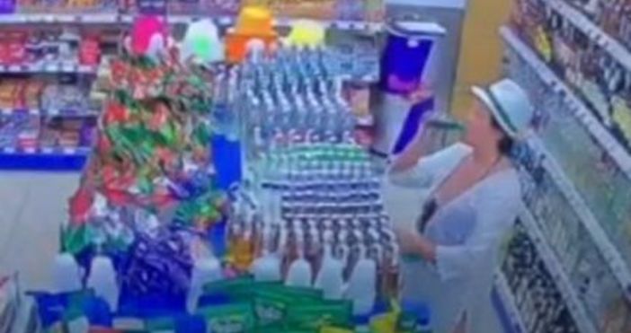 Туристка изпи шест малки бутилки с алкохол в магазин в