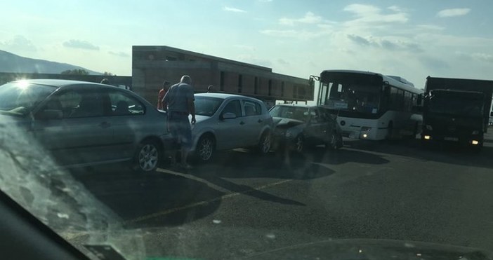 trafficnews.bgТри коли и пътнически автобус са се ударили на входа