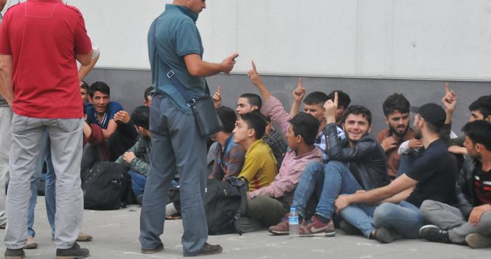 Снимки: БулфотоПолицията в Бургас задържа 25 нелегални имигранти. Маскирани полицаи