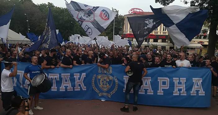 Стотици Спартаклии заляха площад Севастопол в центъра на Варна, където