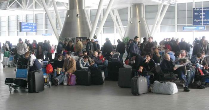 Снимката е илюстративнаДесетки пътници на нискотарифния авиопрвозвач Райънеър чакат вече