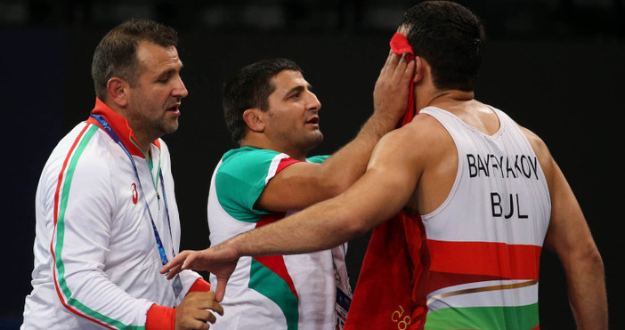 Треньорът Армен Назарян и помощникът му Бисер Георгиев повеждат националите