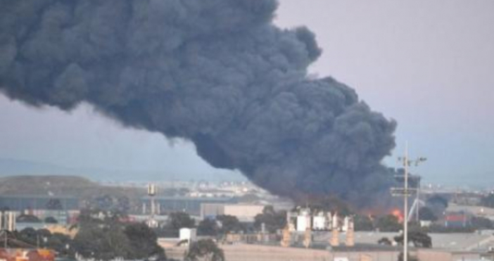 Огромен пожар избухна в химически завод в Мелбърн втория