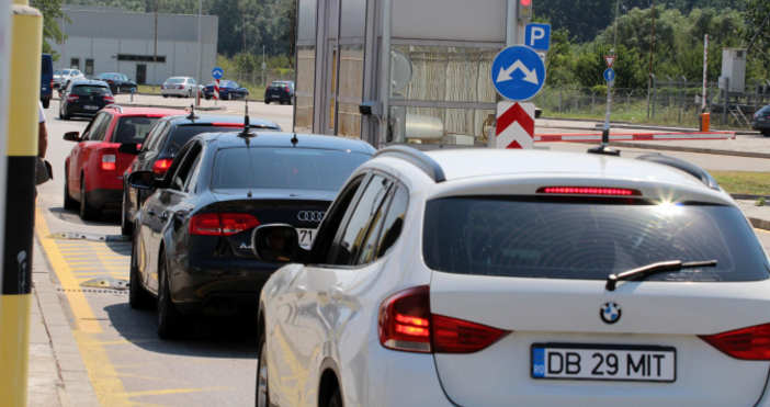 Километрична опашка от автомобили и автобуси се е образувала на