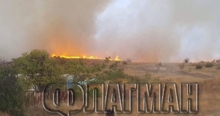 Нова огнена стихия бушува в местността Каптажа край Бургас алармират