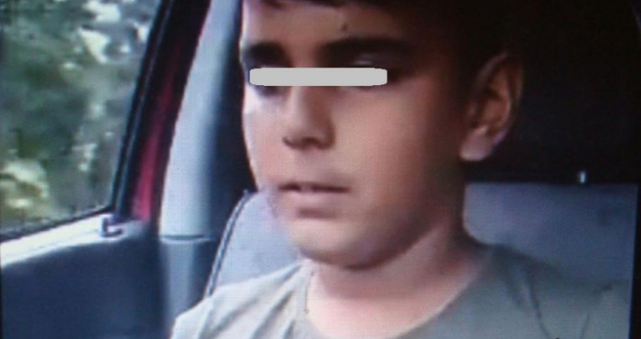 11 годишно момче кара буса на баща си като родителят не