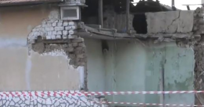 Къща в село Василовци се срути, след като покрай нея