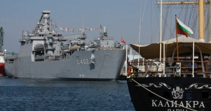 Снимка: Черно мореУчебен кораб на турските ВМС застана в пристанище