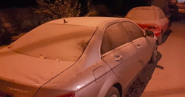 Снимка Константин Канин фейсбукПрахът покриващ колите в центъра на Русе създава празнично