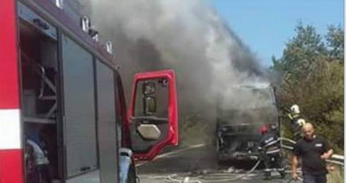 Пътнически автобус се е запалил на автомагистрала Тракия след тунел