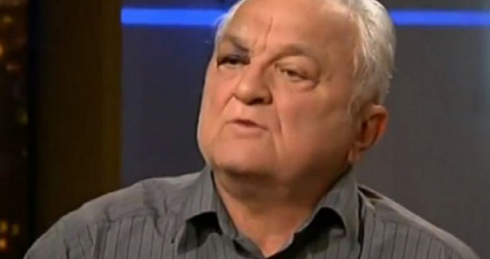 Скандалният журналист Сашо Диков се появи в кулоарите на Народното