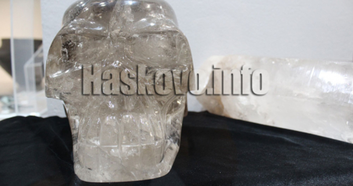 Снимки Хаксово инфоВторият по големина в света кристален череп беше изложен