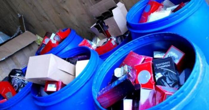 Снимки Агенция МитнициБлизо 14 000 контрабандни текстилни изделия обувки парфюми и