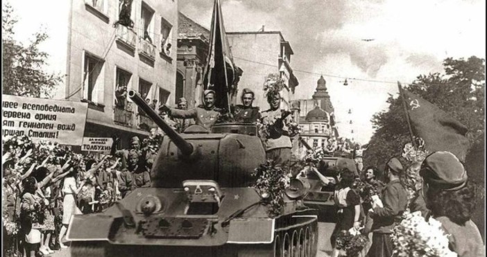 БтвПропаганден колаж показващ влизането на съветските войски у нас На 9