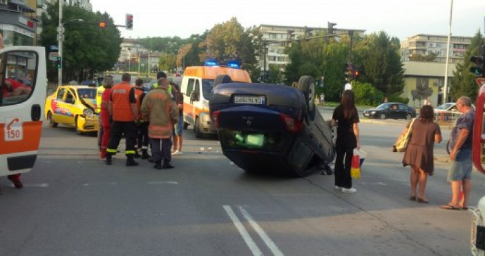 Лек автомобил Рено Меган се обърна по таван след като