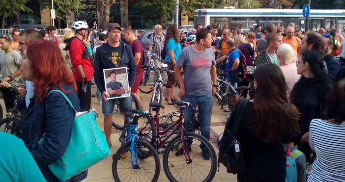 Снимки Петел Велосипедисти и граждани дошли пеша блокираха стълбите пред община