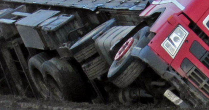 Снимка БулфотоДвама души са пострадали при катастрофа между лек и