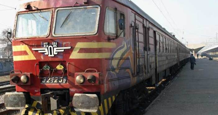 Бързият влак 2601 София Варна блъсна пътник на необслужваната