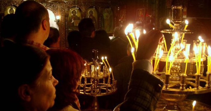 Днес православните християни почитат празника Въздвижение на Светия Кръст Господен, известен