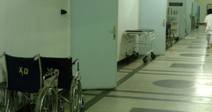 55-годишен мъж се хвърли от третия етаж на болницата в
