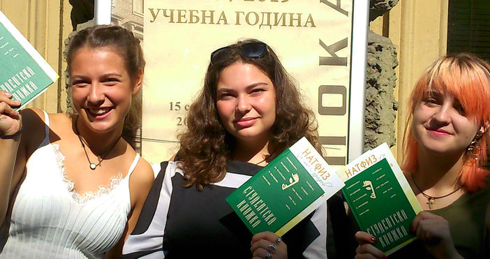 Три момичета възпитаници на Детско юношески театър Златното ключе при ЦПЛР
