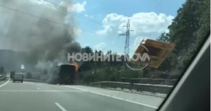 Кадър и видео Нова ТвАвтобус гори на магистрала  Люлин  За инцидента сигнализираха зрители