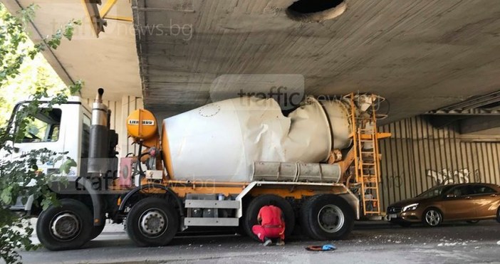 Снимка  TraFFicnews bgШофьор на бетоновоз не успя да премери габаритите на возилото си и