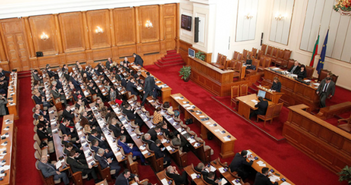В парламента текат горещи дебати около гласуването на министерските оставки