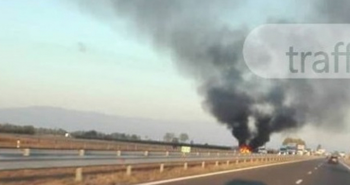 Снимка ТрафикЛек автомобил избухна в пламъци на АМ Тракия тази сутрин.