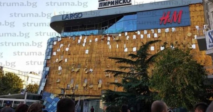 Снимки: struma.bgЦялата фасада на МОЛ Ларго в Благоевград падна. До тежкия
