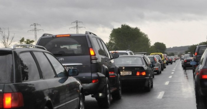 Агенция Пътна инфраструктура съветва водачите да използват алтернативни на магистралите