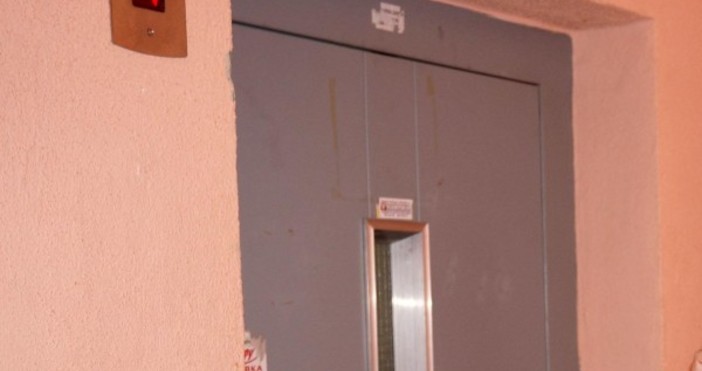 Три деца са извадени от заседнал асансьор в жилищен блок
